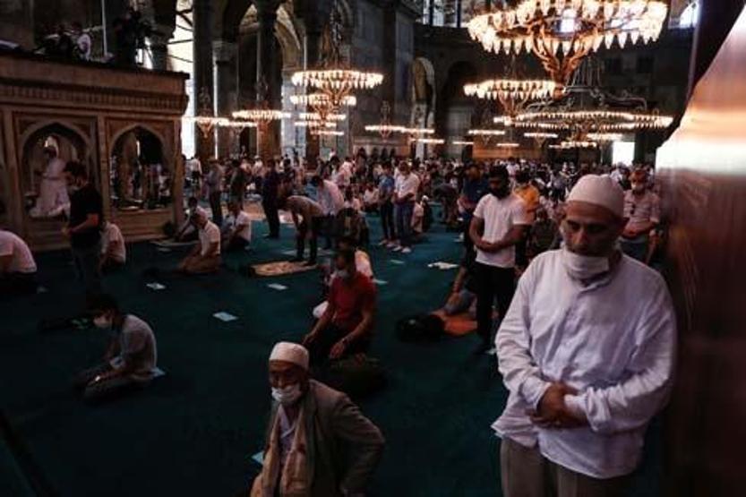 Ayasofya Camiinde Cuma yoğunluğu