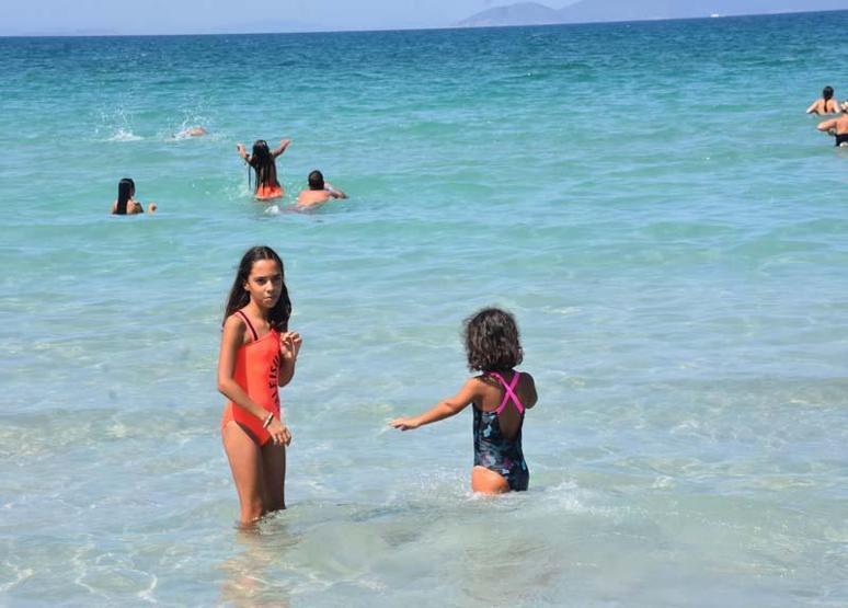 Son dakika... Kavurucu sıcakta bunalanlar Ilıca Plajını doldurdu