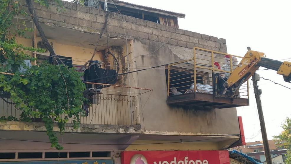 Evinde ölen 128 kiloluk kişinin cenazesi, kepçeyle pencereden çıkarıldı