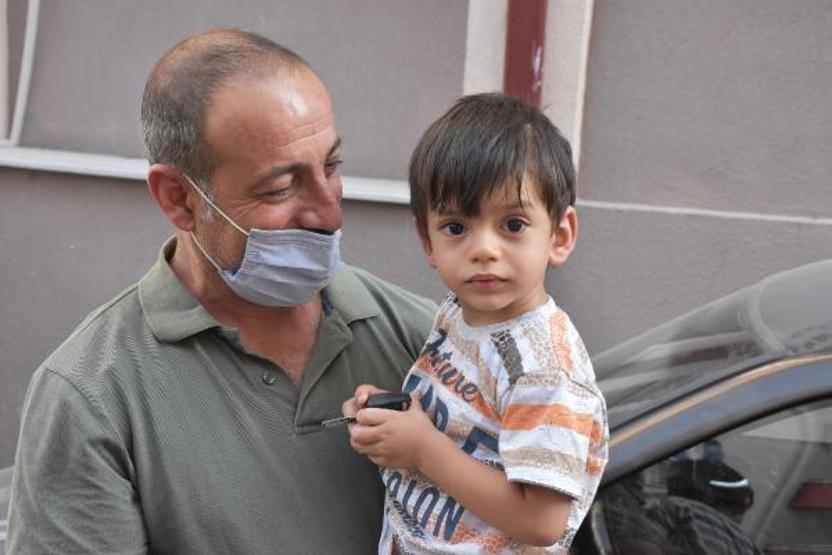 Son dakika.. Minik Aras, kapılarını kilitlediği otomobilde mahsur kaldı