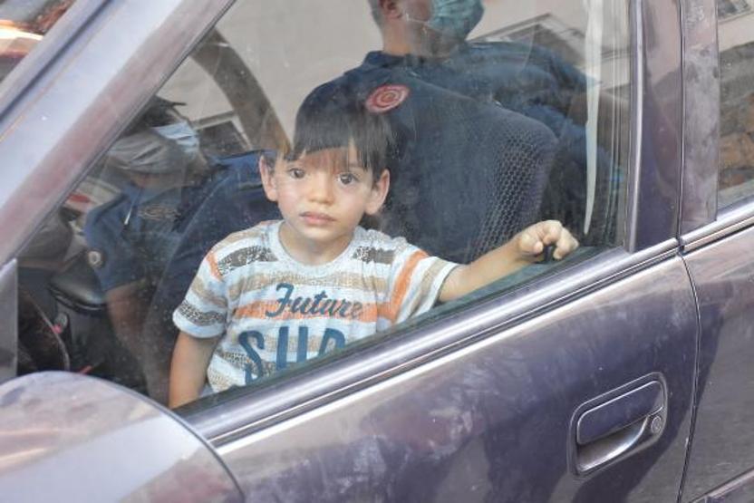 Son dakika.. Minik Aras, kapılarını kilitlediği otomobilde mahsur kaldı