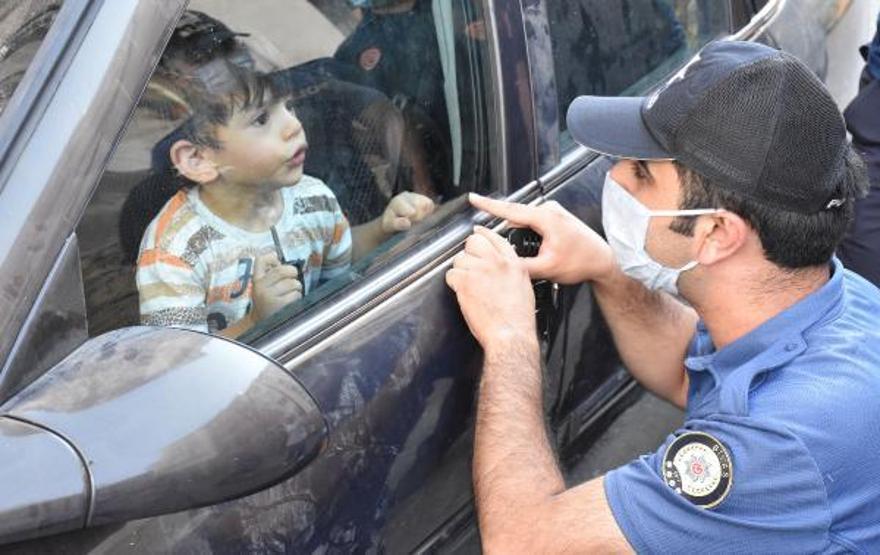 Son dakika.. Minik Aras, kapılarını kilitlediği otomobilde mahsur kaldı