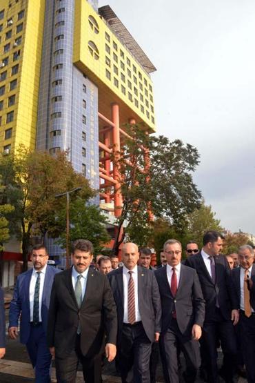 Son dakika... Dünyanın en saçma binası yıkılıyor