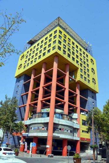 Son dakika... Dünyanın en saçma binası yıkılıyor