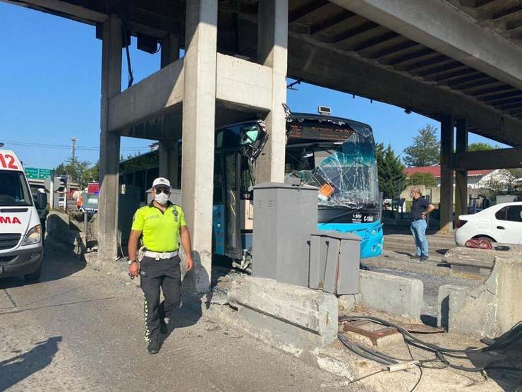 Son dakika... Pendikte Kurtköy Gişelerine otobüs çarptı