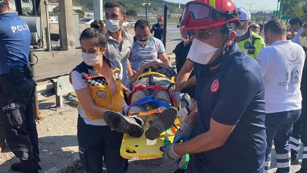 Son dakika... Pendikte Kurtköy Gişelerine otobüs çarptı