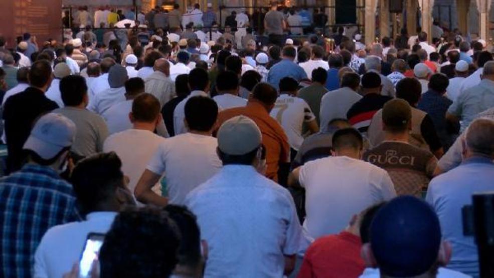 Son dakika.. Ayasofya Camiinde yağmura rağmen Cuma Namazı yoğunluğu