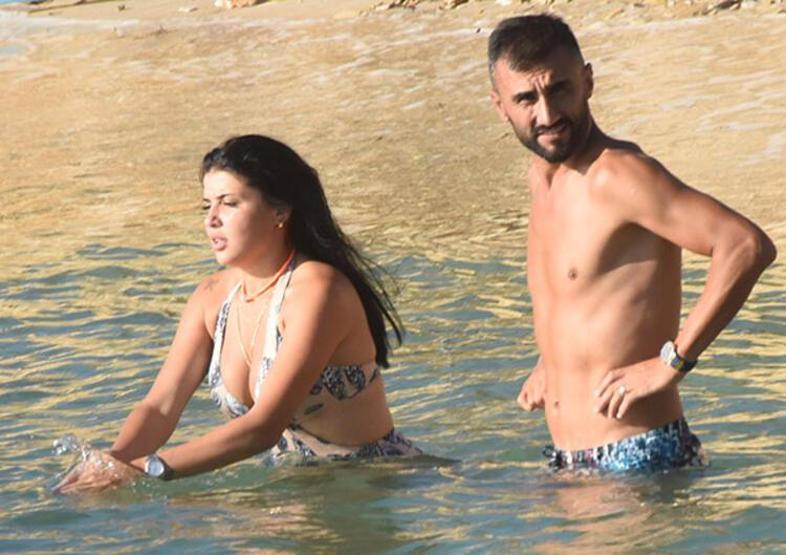 Selçuk Şahin havluyla eşini bekledi