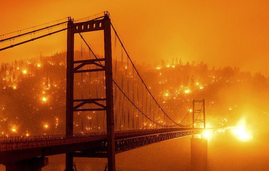 Californiadaki yangınlar devam ediyor Gökyüzü turuncuya büründü