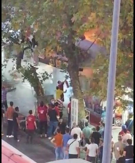 Dönerci dükkanı alev alev yandı, izleyenler koronayı unuttu