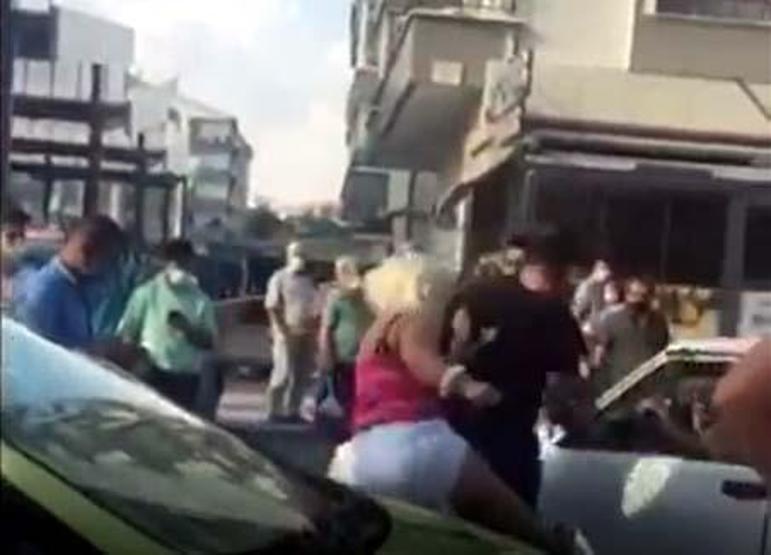 Ortalık bir anda karıştı Trafikte yol verme kavgası