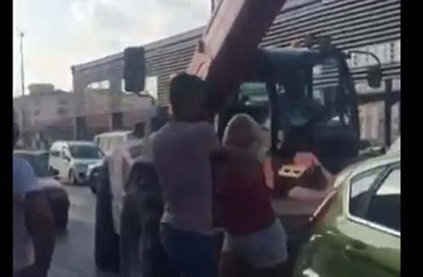 Ortalık bir anda karıştı Trafikte yol verme kavgası