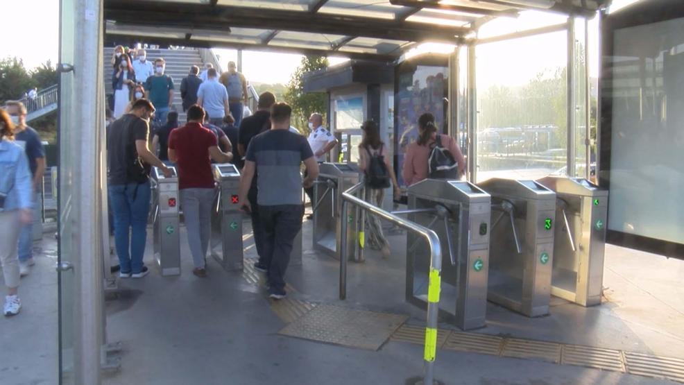 Son dakika... Altunizade Metrobüs Durağında yoğunluk; seferlerin arttırılmasını istediler