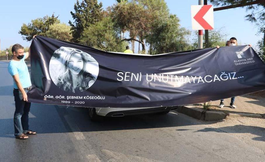 Maskeli Şebnem son yolculuğuna uğurlandı