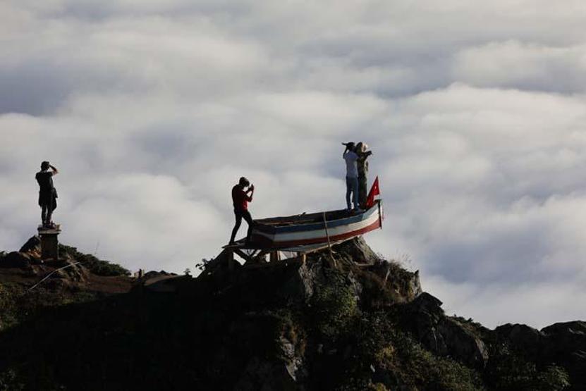 2 bin 700 metredeki yaylada, kayıkta Titanic pozu veriyorlar