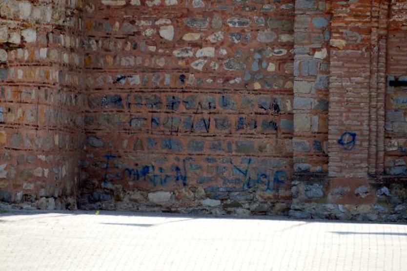 Son dakika.. Tarihi kalenin duvarlarına sprey boya ile isim yazdılar