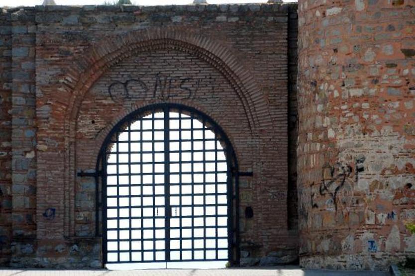 Son dakika.. Tarihi kalenin duvarlarına sprey boya ile isim yazdılar