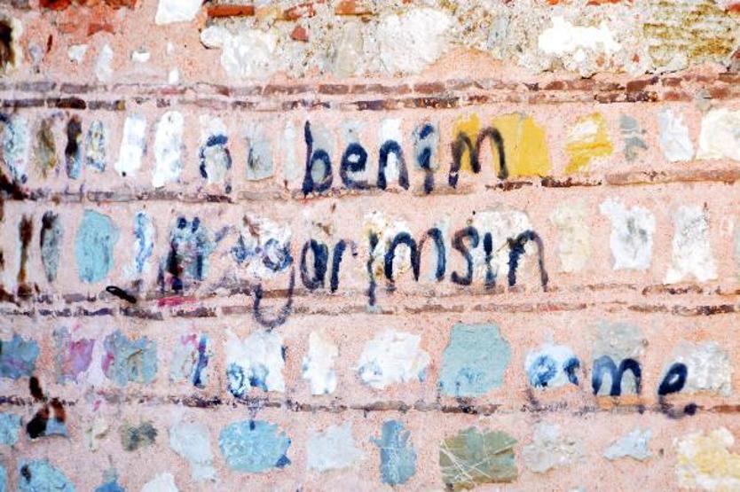 Son dakika.. Tarihi kalenin duvarlarına sprey boya ile isim yazdılar