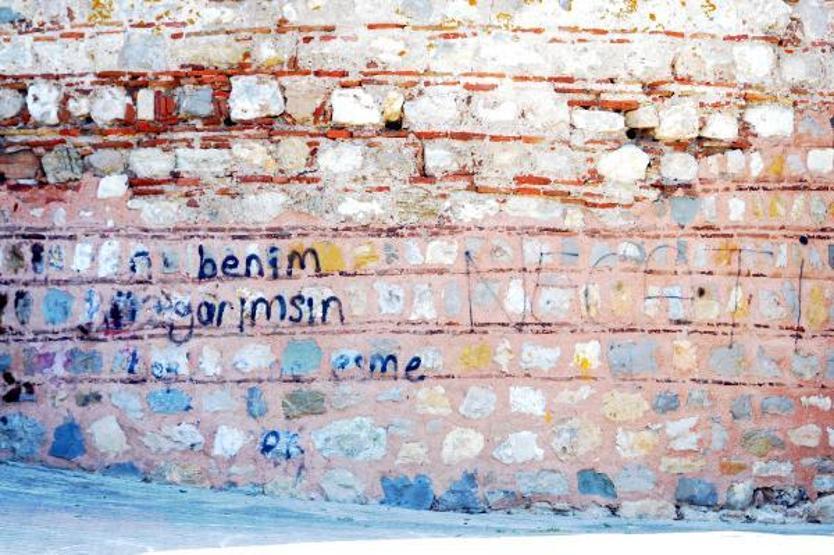 Son dakika.. Tarihi kalenin duvarlarına sprey boya ile isim yazdılar