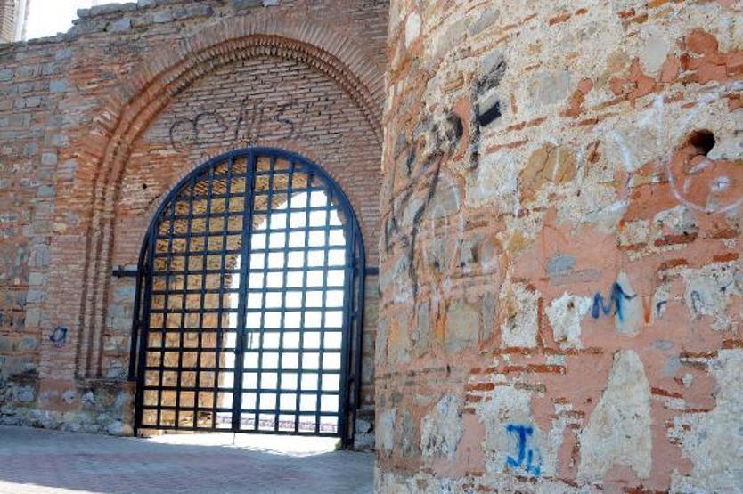 Son dakika.. Tarihi kalenin duvarlarına sprey boya ile isim yazdılar