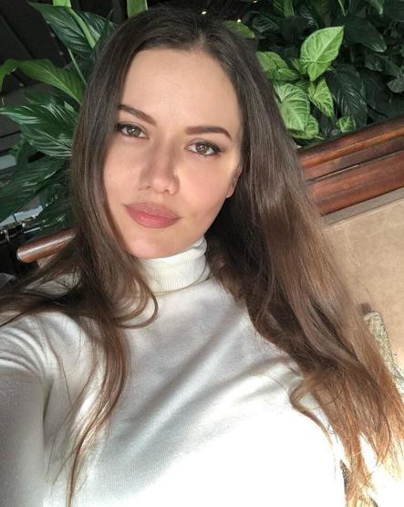Fahriye Evcen fit hali ile kendine hayran bıraktı