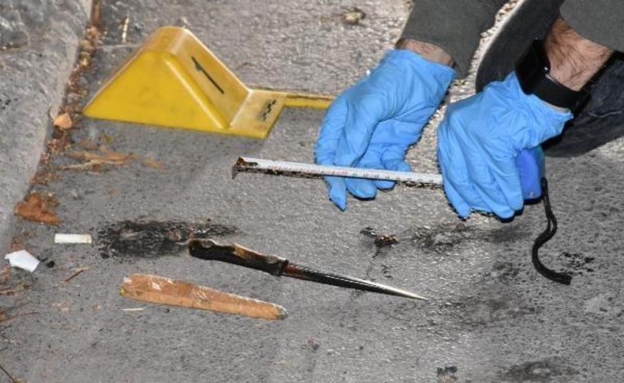 Son dakika.. Yol kenarında tarihi eser olduğu sanılan hançer bulundu
