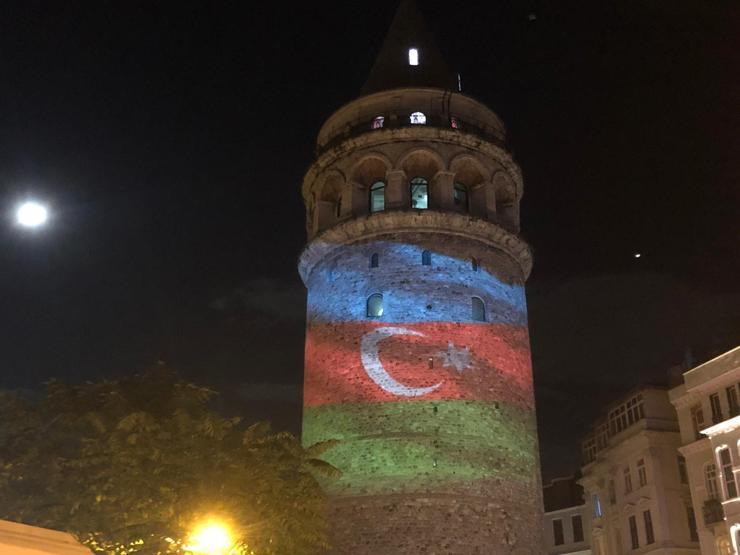 Azerbaycan bayrağı Galata Kulesine yansıtıldı