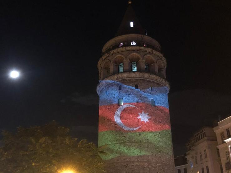 Azerbaycan bayrağı Galata Kulesine yansıtıldı