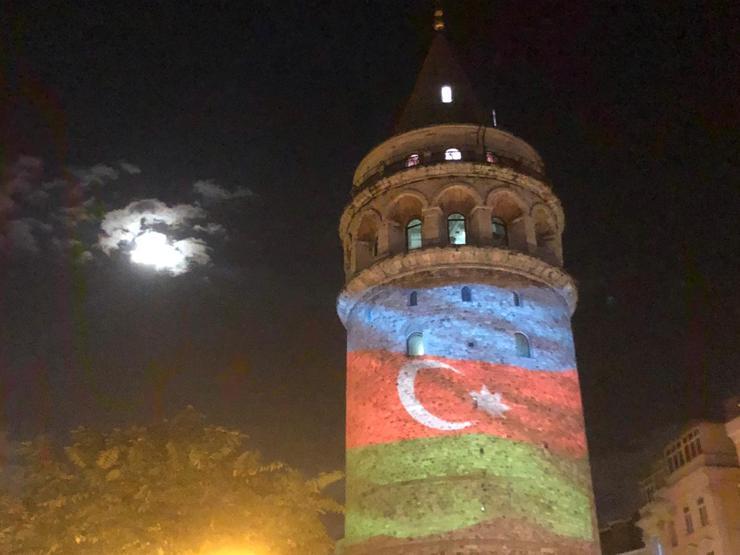 Azerbaycan bayrağı Galata Kulesine yansıtıldı