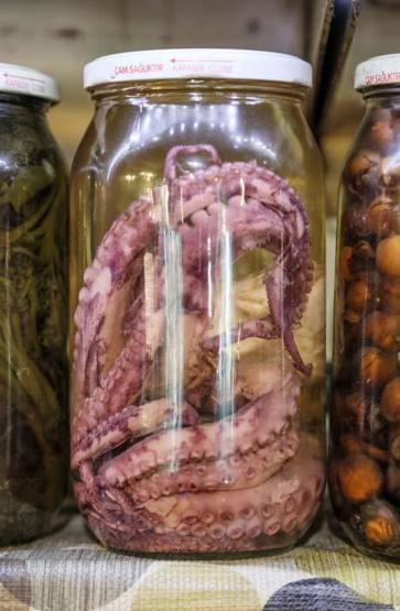 Ahtapot turşusu yaptı, müşterileri hayran kaldı
