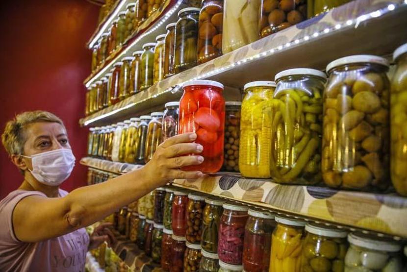 Ahtapot turşusu yaptı, müşterileri hayran kaldı