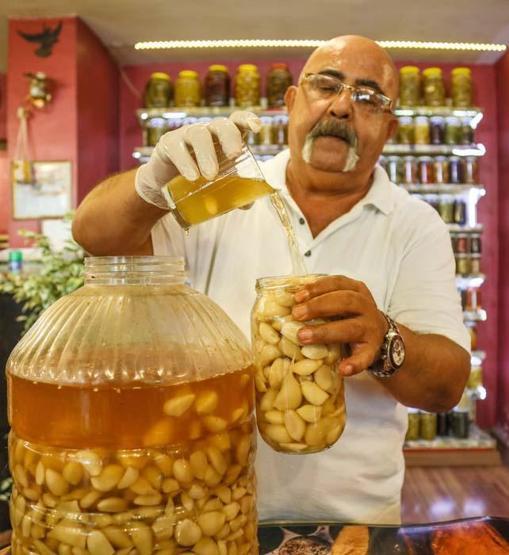Ahtapot turşusu yaptı, müşterileri hayran kaldı