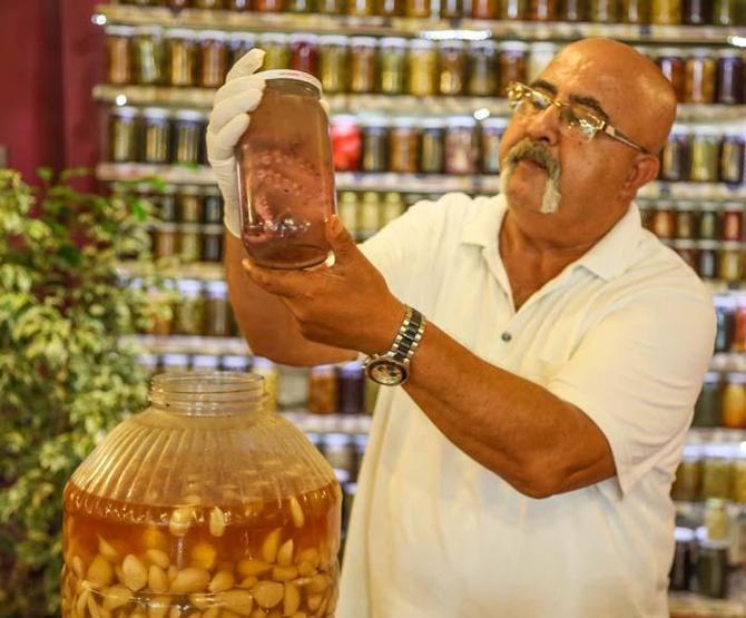 Ahtapot turşusu yaptı, müşterileri hayran kaldı