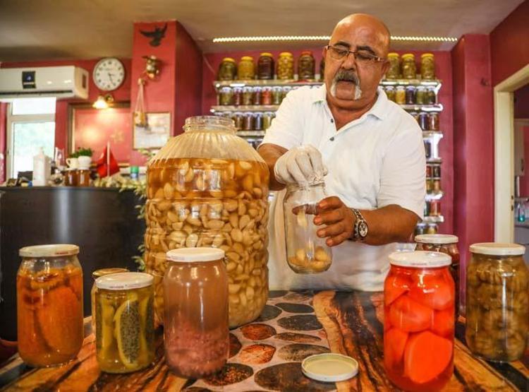 Ahtapot turşusu yaptı, müşterileri hayran kaldı