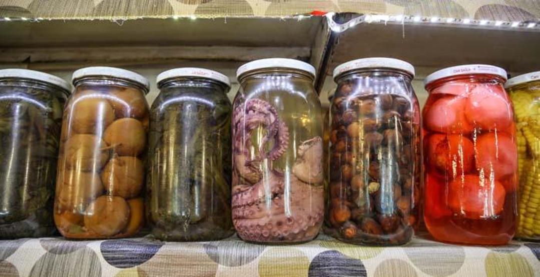 Ahtapot turşusu yaptı, müşterileri hayran kaldı