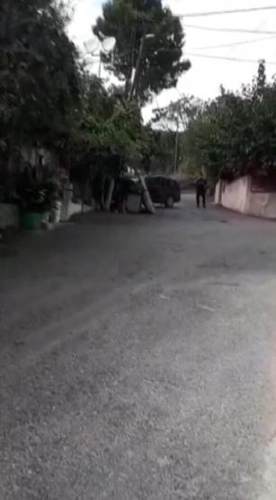 Son dakika.. Eşinin sığındığı baba evine aracıyla defalarca çarptı