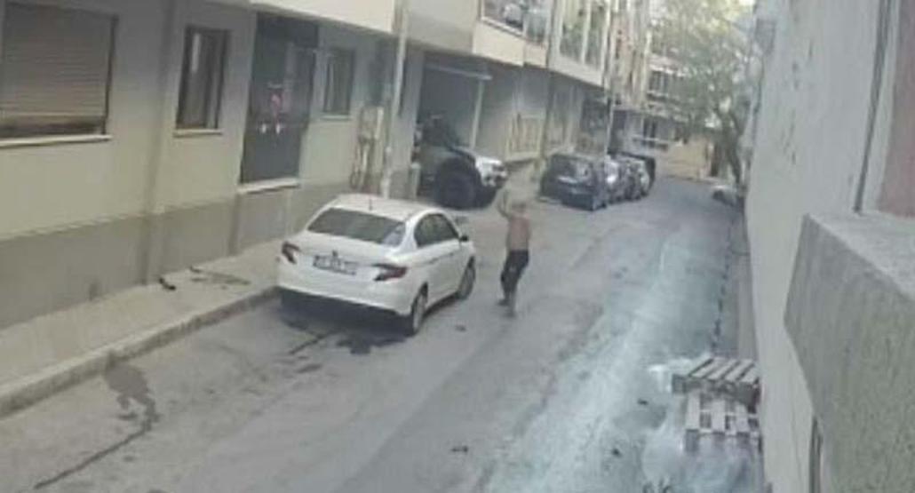 Son dakika... Evinin önüne park eden aracın üzerine saksı atıp, sopayla defalarca vurdu