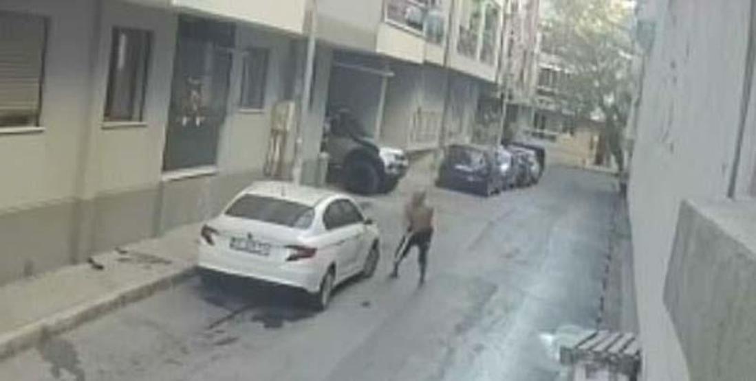 Son dakika... Evinin önüne park eden aracın üzerine saksı atıp, sopayla defalarca vurdu