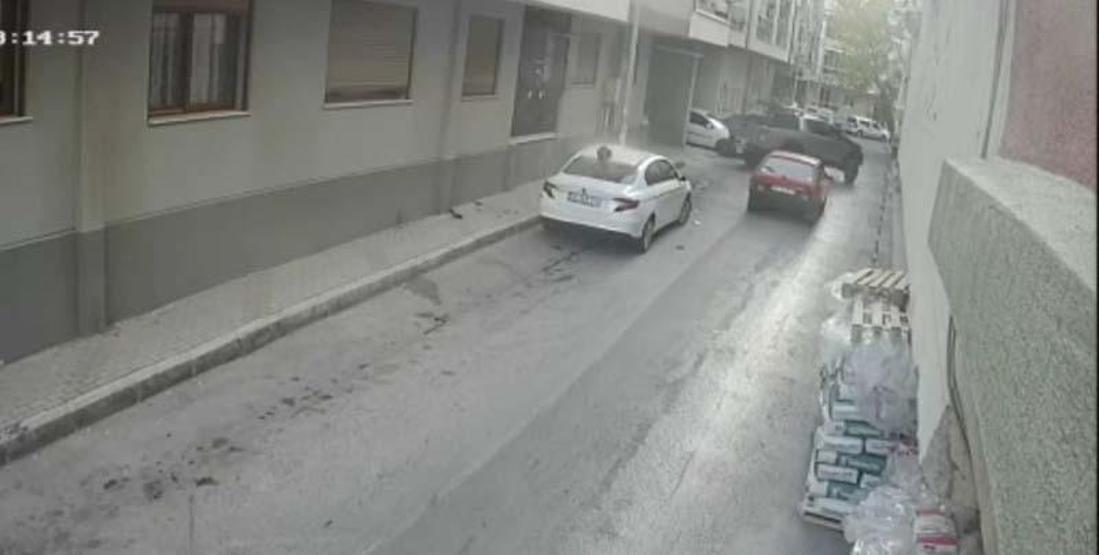 Son dakika... Evinin önüne park eden aracın üzerine saksı atıp, sopayla defalarca vurdu