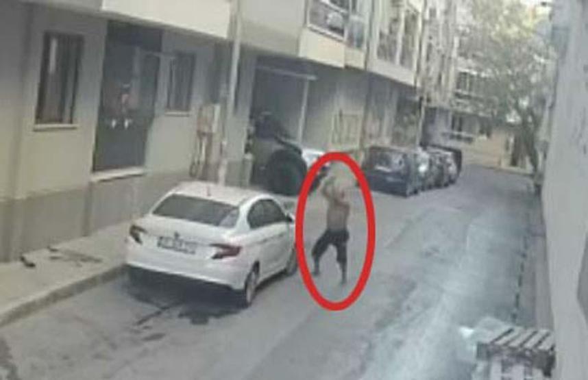 Son dakika... Evinin önüne park eden aracın üzerine saksı atıp, sopayla defalarca vurdu