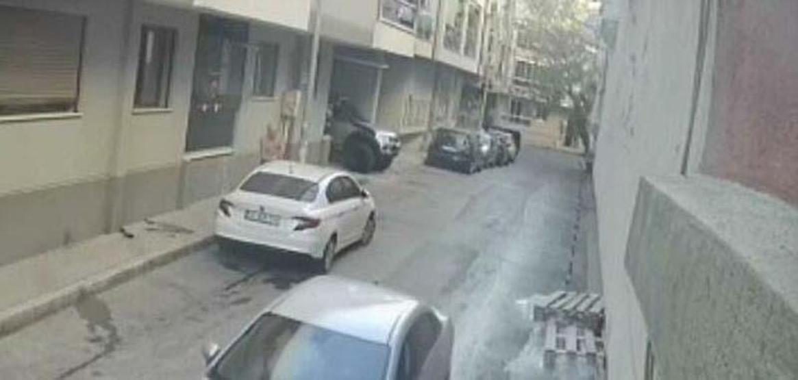 Son dakika... Evinin önüne park eden aracın üzerine saksı atıp, sopayla defalarca vurdu