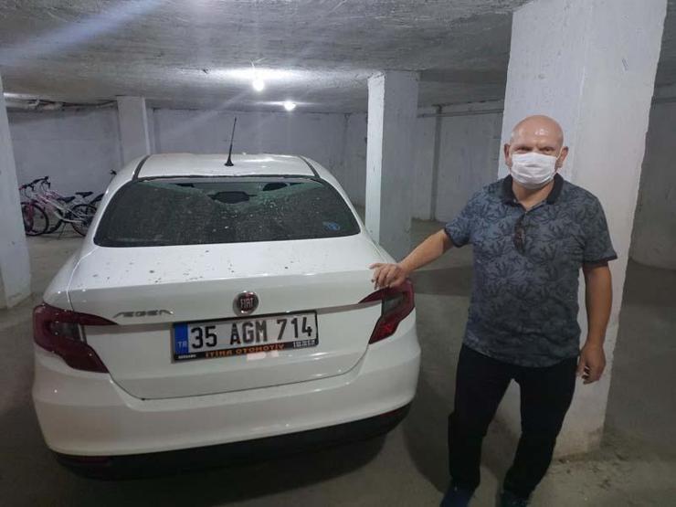 Son dakika... Evinin önüne park eden aracın üzerine saksı atıp, sopayla defalarca vurdu
