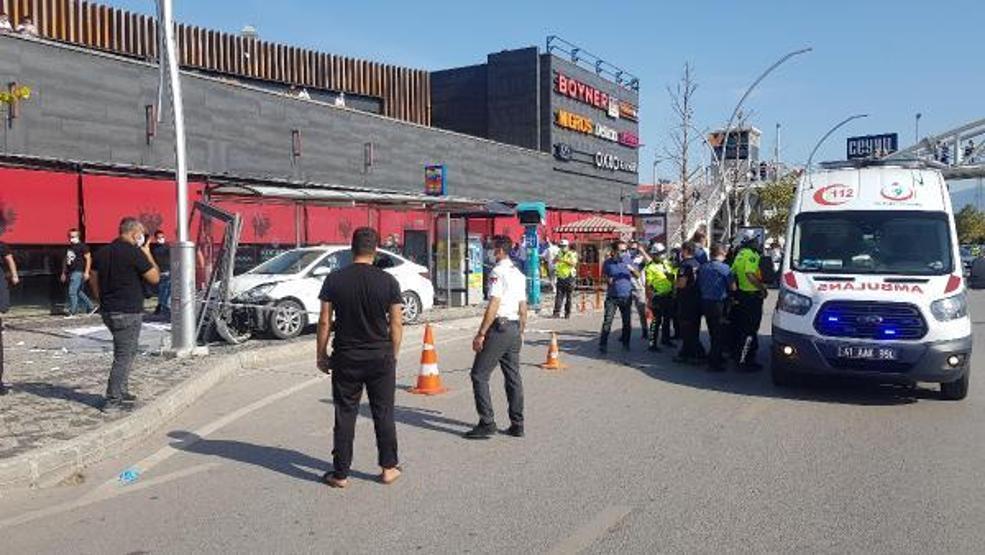 Son dakika.. Otomobil, otobüs durağına çarptı: 4 yaralı