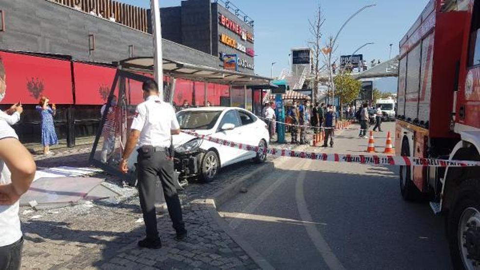 Son dakika.. Otomobil, otobüs durağına çarptı: 4 yaralı