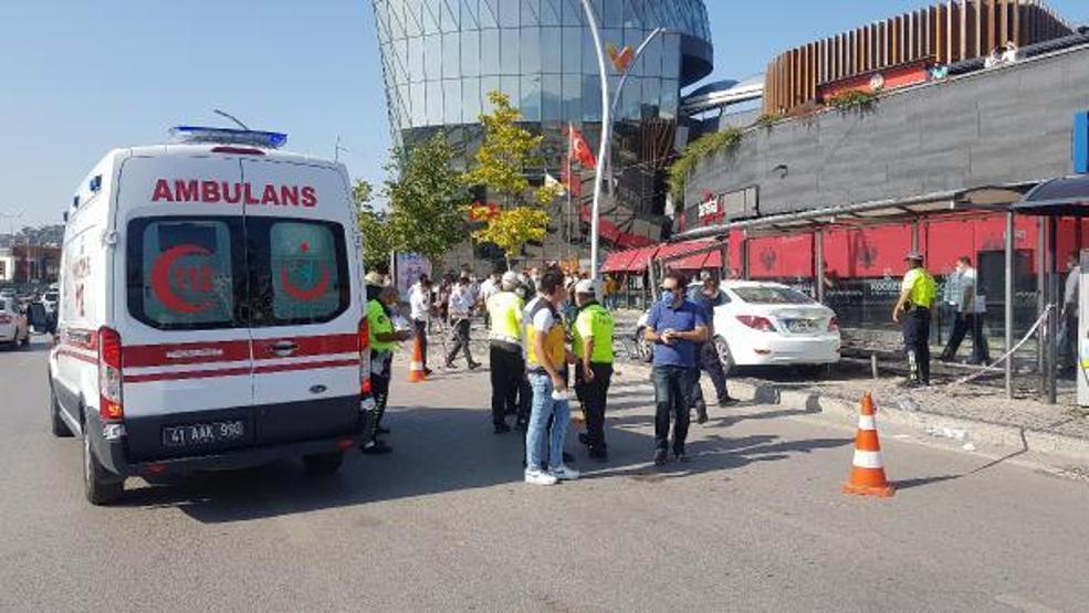 Son dakika.. Otomobil, otobüs durağına çarptı: 4 yaralı