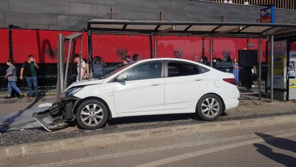 Son dakika.. Otomobil, otobüs durağına çarptı: 4 yaralı