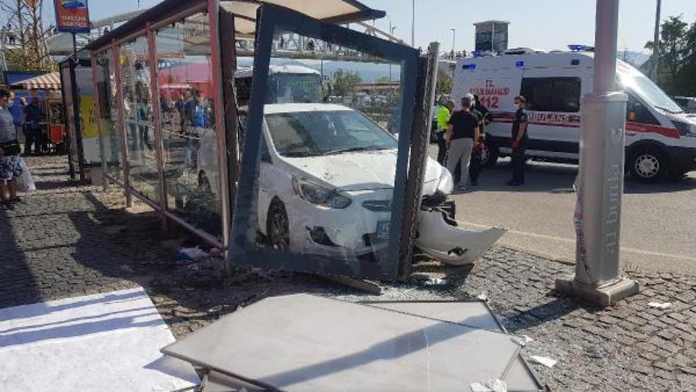 Son dakika.. Otomobil, otobüs durağına çarptı: 4 yaralı