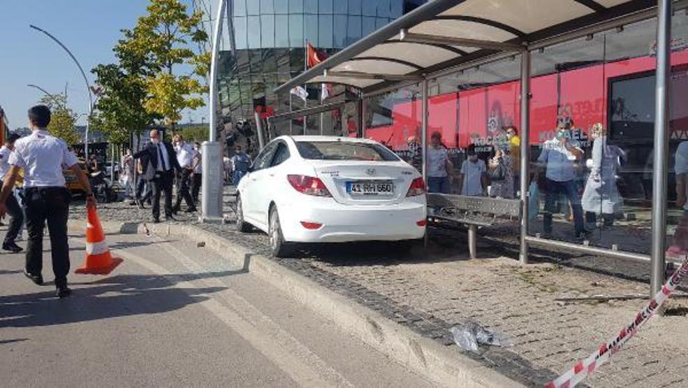 Son dakika.. Otomobil, otobüs durağına çarptı: 4 yaralı