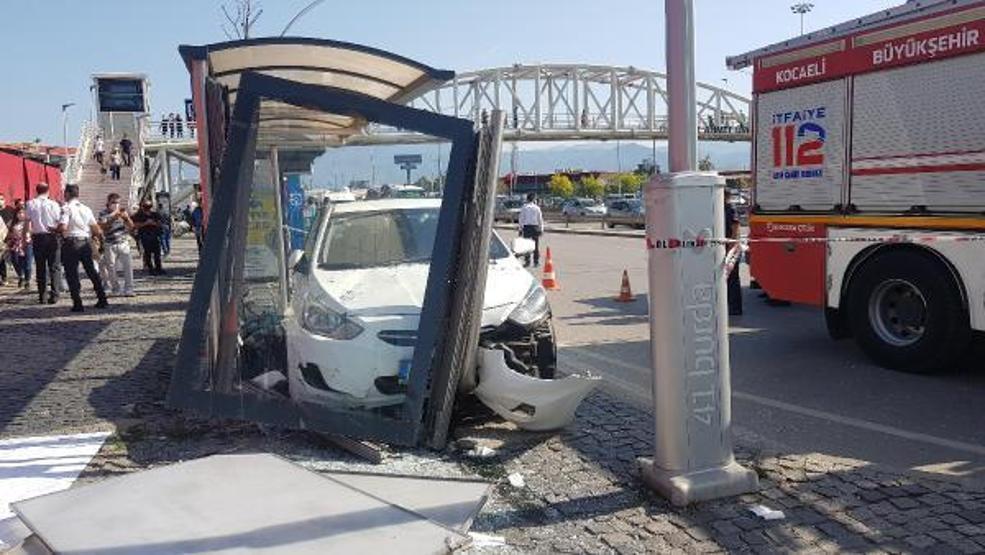 Son dakika.. Otomobil, otobüs durağına çarptı: 4 yaralı