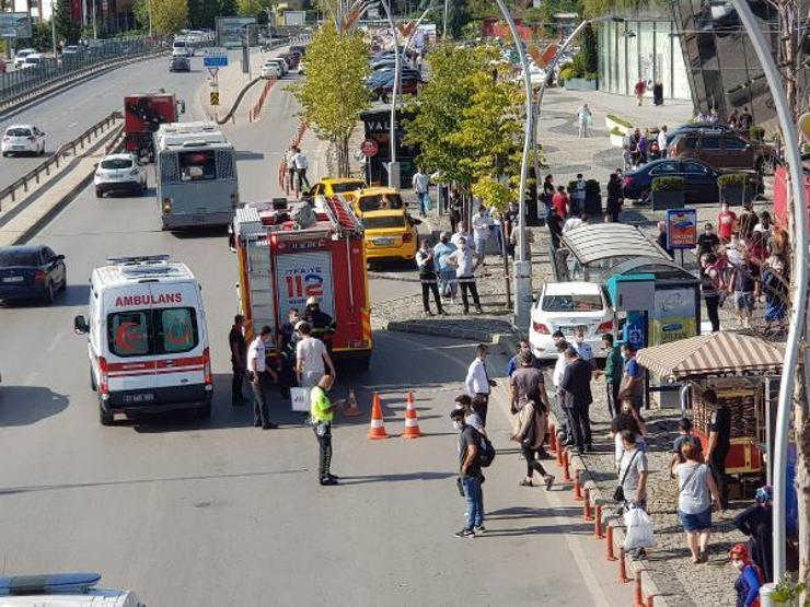 Son dakika.. Otomobil, otobüs durağına çarptı: 4 yaralı